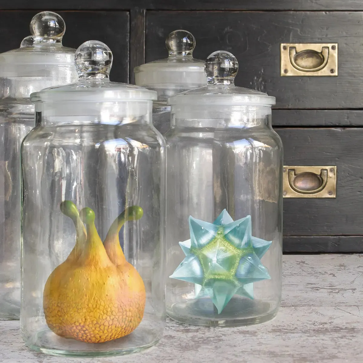 ガラス瓶の中のオブジェ