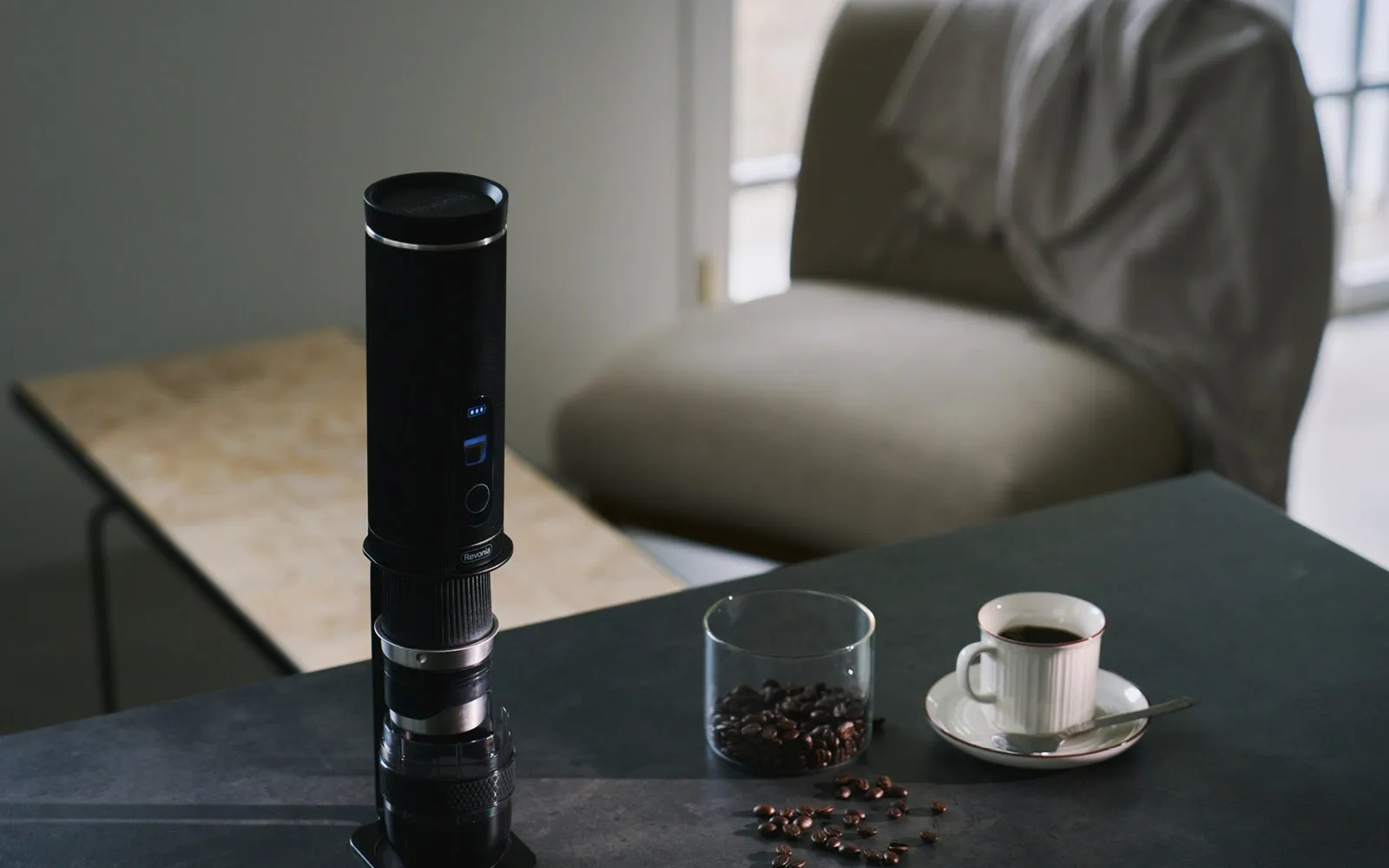 テーブルの上に置かれたコーヒーメーカーとコーヒーカップ