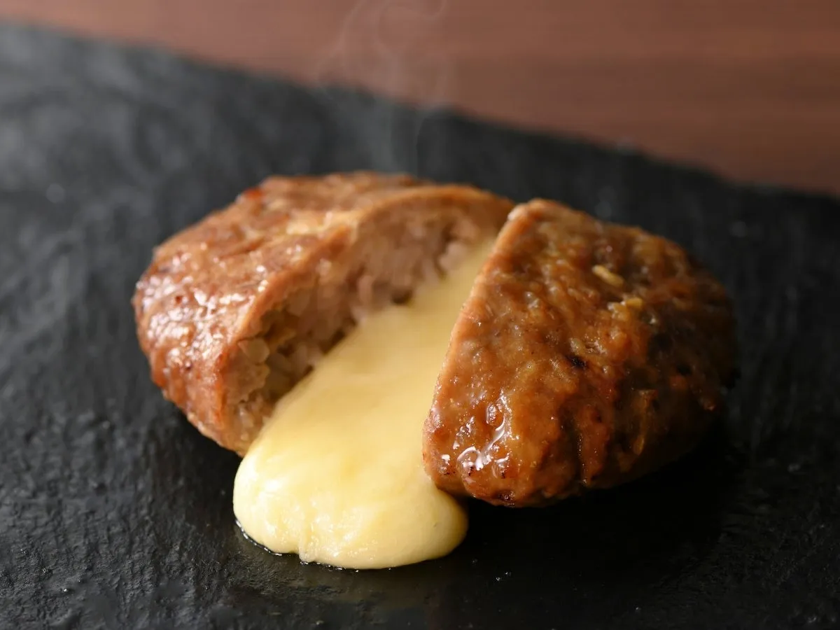 チーズがとろけるハンバーグのクローズアップ画像