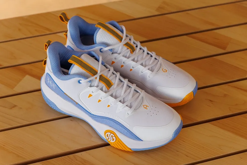 白いバスケットボールシューズのペアが木製の表面に置かれています。