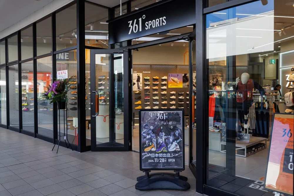 361° SPORTSの店舗の外観写真。店頭にはオープンの告知看板が立っている。
