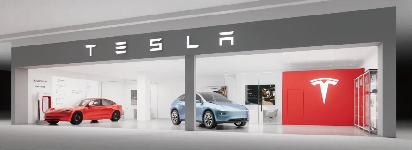 テスラのショールーム。赤い車と青い車が展示されており、テスラのロゴが目立つ。