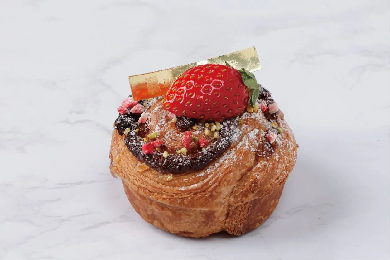 いちごがトッピングされたデニッシュパンの画像