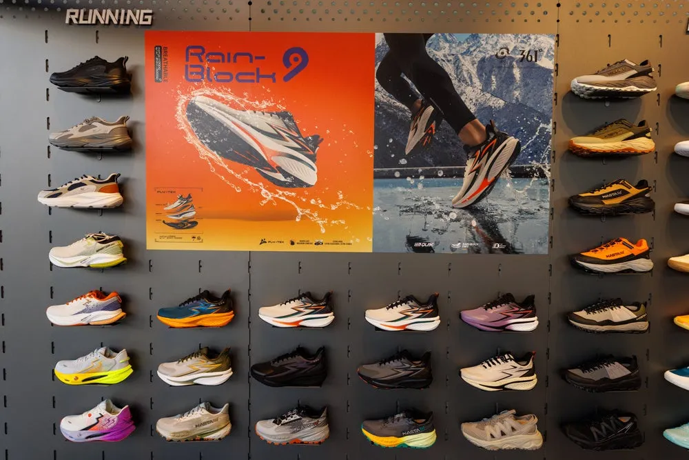 ランニングシューズが並んだディスプレイ。壁には、さまざまな色のランニングシューズが展示されており