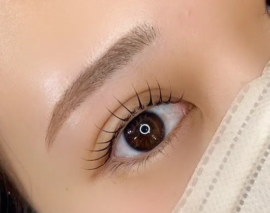 まつげと眉毛がアップで写った写真。まつげパーマとアイブロウを施した目元が印象的。