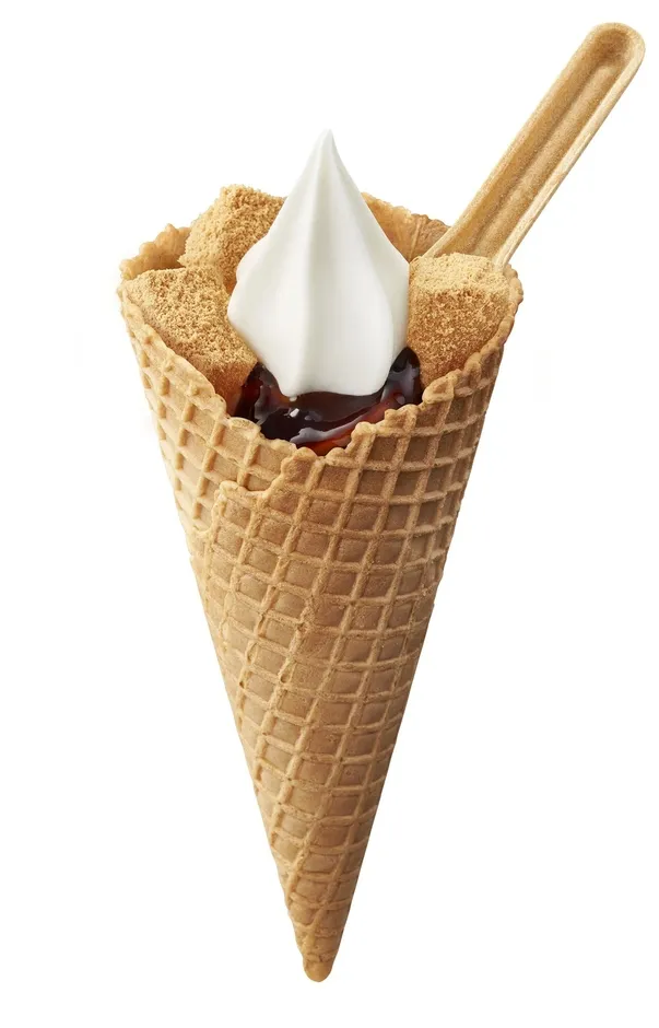 ワッフルコーンに盛られた黒糖きな粉もちソフト