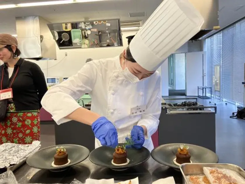 料理人が美味しそうなチョコレートケーキを盛り付けている様子