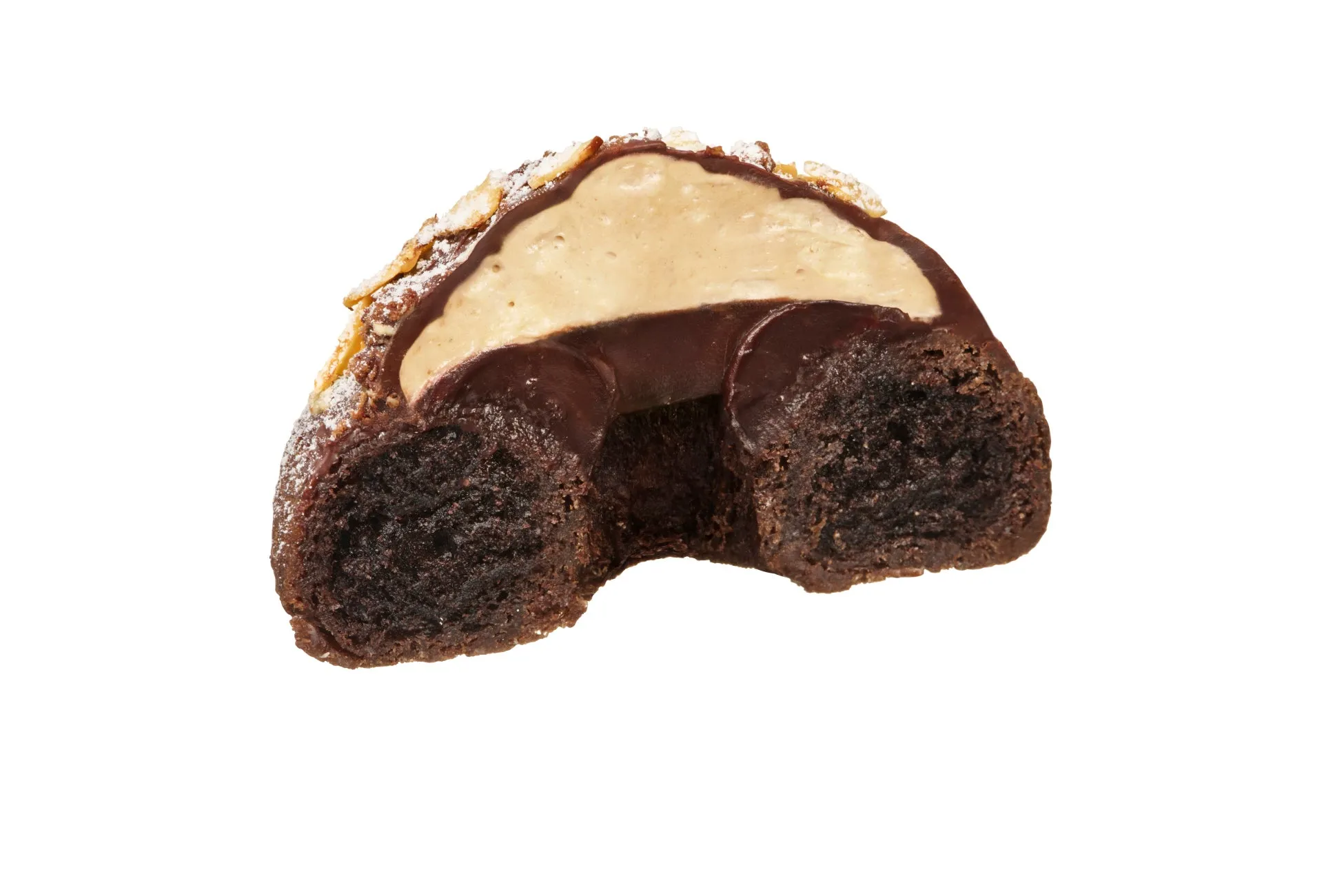 チョコレートドーナツの断面図。チョコレートでコーティングされ、クリームが乗せられ、アーモンドスライスがトッピングされている。