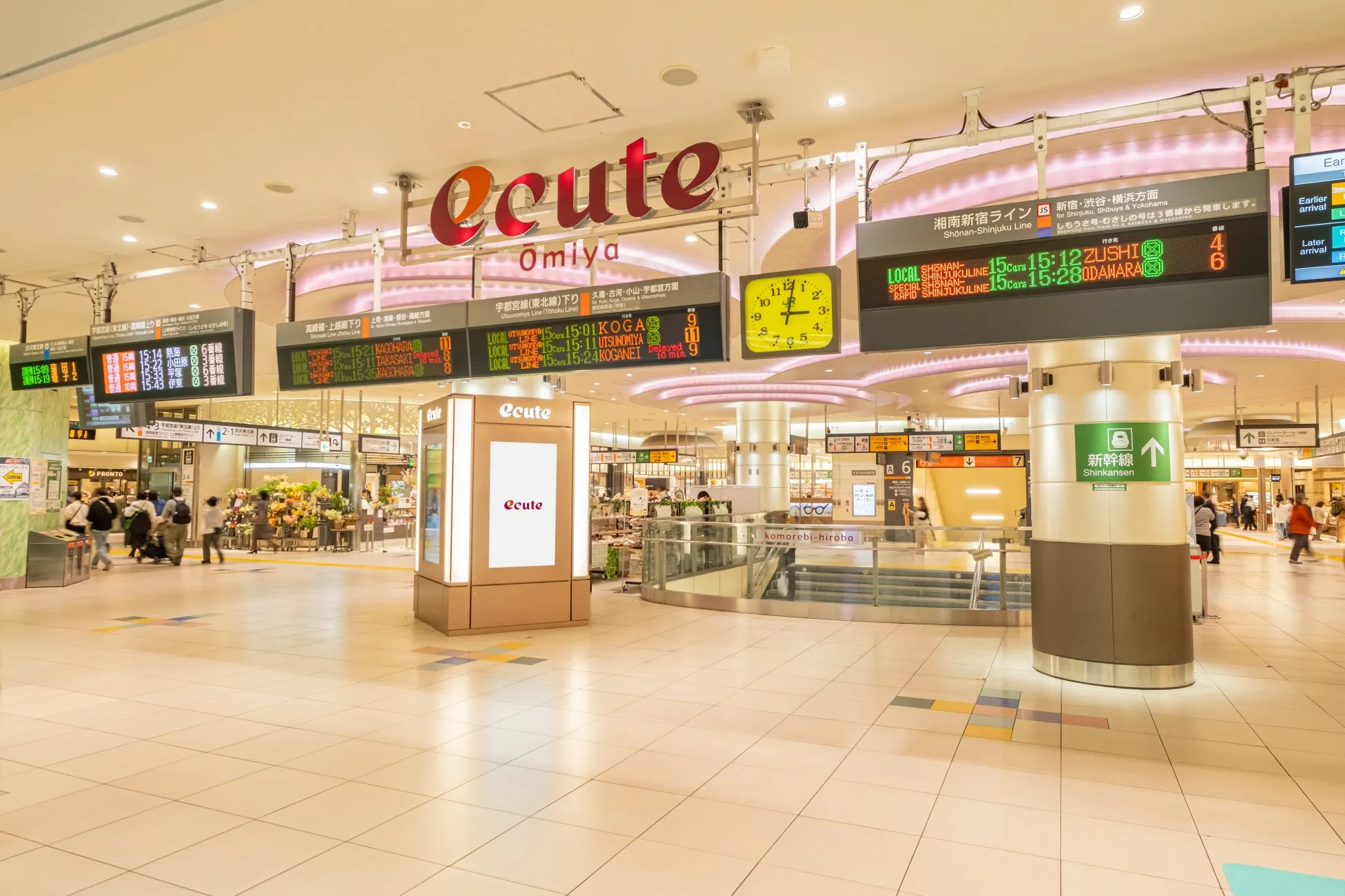 駅の構内の様子を写した写真。電光掲示板には列車の運行情報が表示されており、ecuteのロゴが大きく表示されている。人々が行き交い、活気のある雰囲気が伝わる。